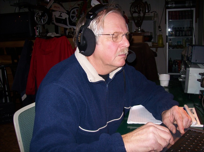 Henk in volle concentratie achter het 80m station.